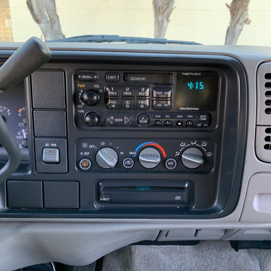 Детали интерьера Chevrolet Tahoe Limited (GMT840) 2000 года  (фото 101 из 233)
